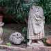 ...e statuette che ritraggono bambini, elefanti e busti tra cui quello dei promessi sposi Renzo e Lucia